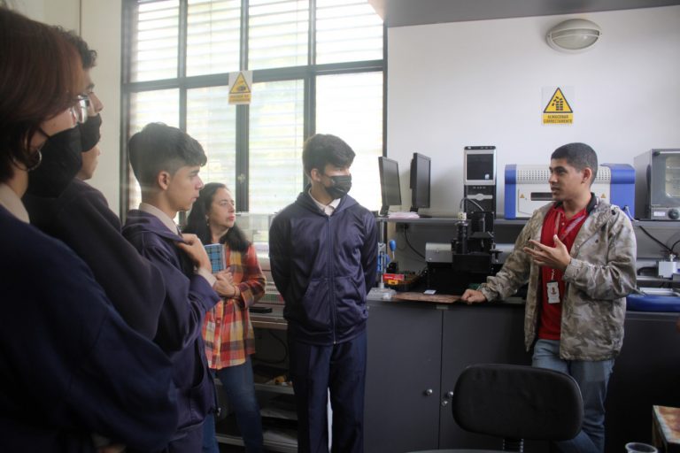 Alumnos de la ETC “Simón Rodríguez” reciben charla en el    laboratorio de hardware libre de Cenditel. / Fotos: Oriana Albornoz y Génesis Caicedo.