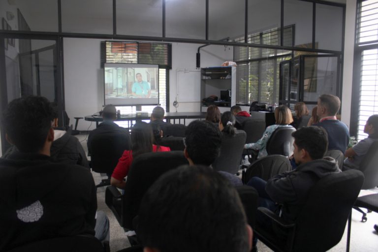 ecnólogas y tecnólogos de Cenditel observan vídeo documental sobre la gestión institucional en Cenditel. / Fotos: Prensa Cenditel